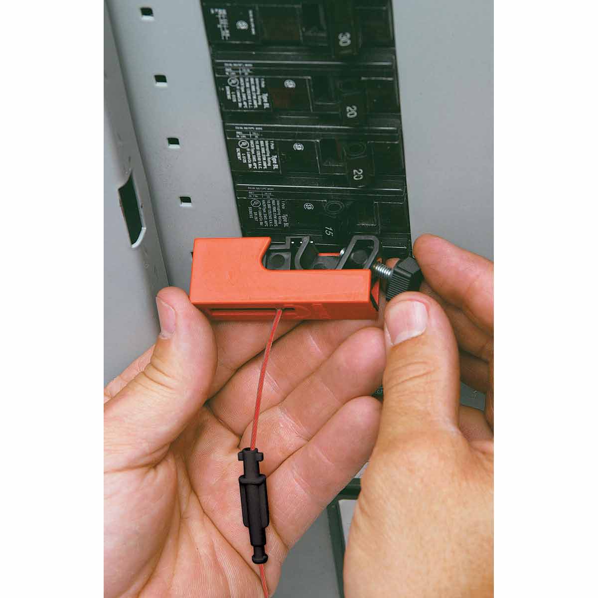 Блокираторы для выключателей EZ Panel Loc Clamp-On Brady блокиратор,длина троса может использоваться совместно с дополнительным самоклеящимся держателем, 0.61 м - 2