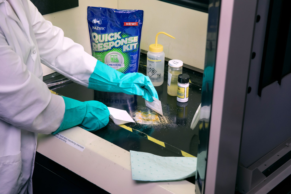 Компактный набор BRADY Hazwik Quick Response Kit для нейтрализации химических загрязнений